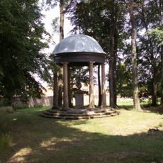 Altán s bustou Filipa Kinského v severozápadním cípu Panské zahrady v Předhradí