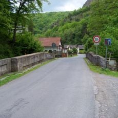 Most přes Loděnici severozápadně od kaple sv. Maxmiliána ve Svatém Janu pod Skalou
