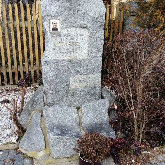 Pomník Karlu Lavičkovi