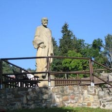 Socha Karla Klostermanna u parkoviště ve středu Javorníku