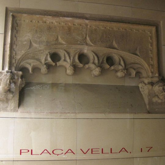 Llinda de finestra de l'antic Hostal d'Alberiques