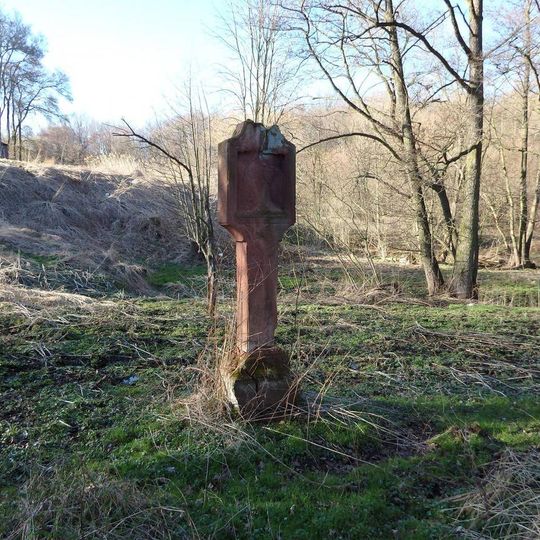 Boží muka pod hrází rybníka východně od Libkovic