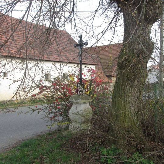 Kříž v jižní části Mešna
