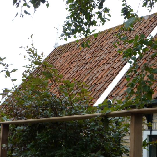 Pand met houten schot voor en achter. Venster verknoeid