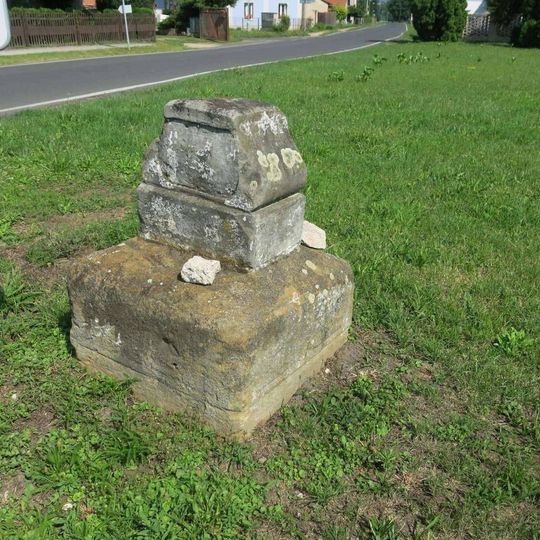 Podstavec s ulomeným křížem na rozcestí ve Vetlé