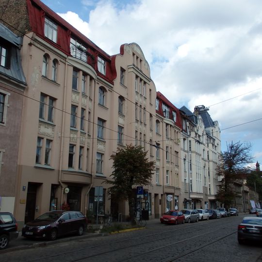 Īres nams ar veikalu