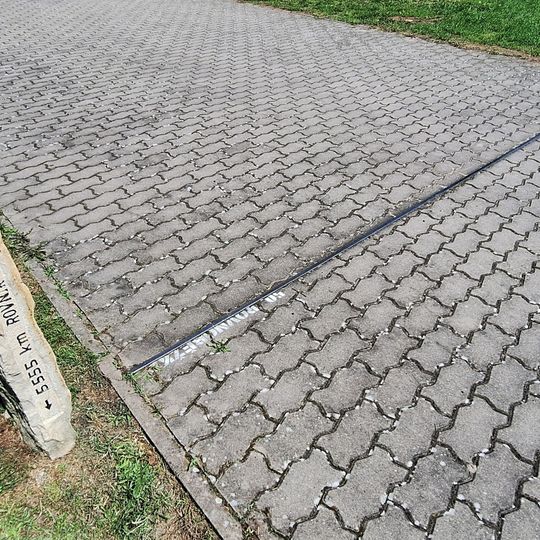 Kámen označující padesátou rovnoběžku na nábřeží v Chocni