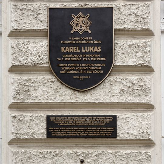 Pamětní deska Karla Lukase v ulici Pod kaštany v Dejvicích