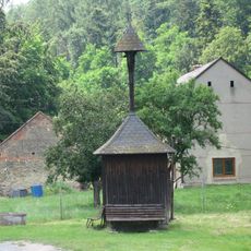 Dřevěná zvonička u zastávky autobusu v Nových Sadech