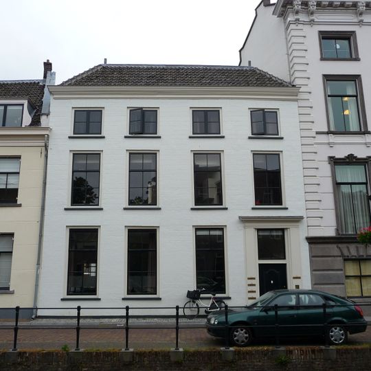 Pand met gevel met rechte kroonlijst, gepleisterd