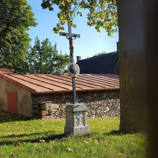 Kříž v Útvině u kostela