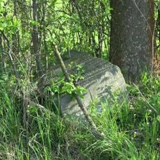 Rozbitý kříž u silnice ze Zubrnic do Leštiny
