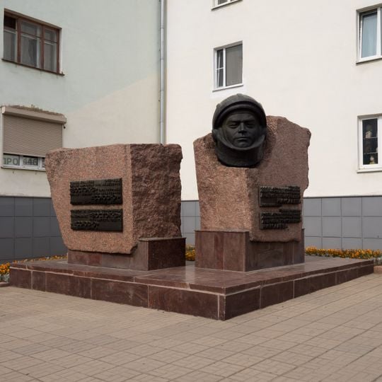 Andriyan Nikolaev haykali, 1987-yil