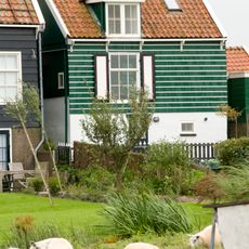 Huis van hout en baksteen, opgetrokken tegen de helling