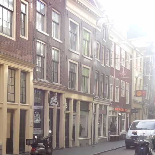 Pand met gevel onder gekuifd, topvormig gebogen lijst