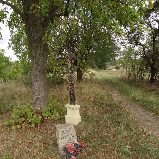 Kříž severně od vsi