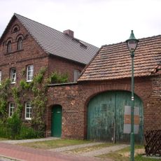 Wohnhaus, Scheune, Durchfahrt und Schuppen eines Vierseithofes Am Anger 6 (Bergen)