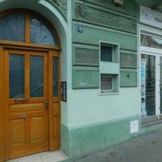 Pamětní deska rodiny Pouznarových na domě Bělohorská 416/25 na Břevnově