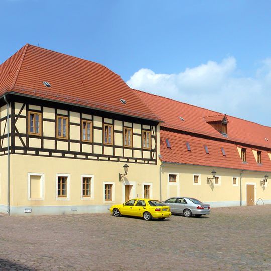 Einzeldenkmale der Sachgesamtheit Rittergut Staucha: Herrenhaus , ein Wirtschaftsgebäude , Scheune , Gutsverwalterhaus mit Remise , Hofpflasterung und Hangmauer mit Keller eines Rittergutes (siehe auch Sachgesamtheitsdo