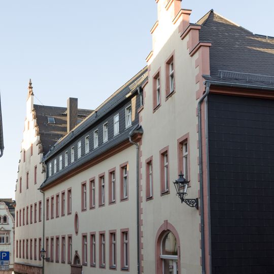 Wohnhaus in geschlossener Bebauung und Ecklage Rochlitzer Straße 9