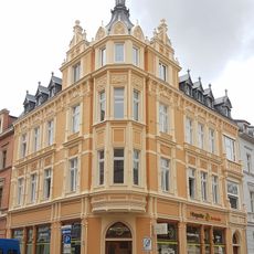 Mietshaus mit Laden in geschlossener Bebauung, Eckhaus Otto-Buchwitz-Platz 1