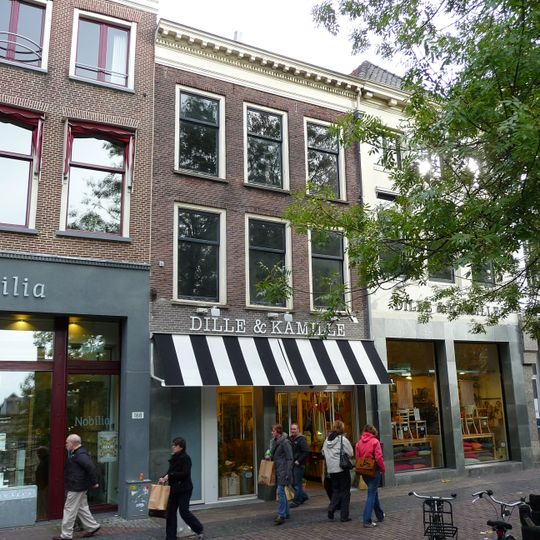 Pand met gevel met getande kroonlijst, aanvang