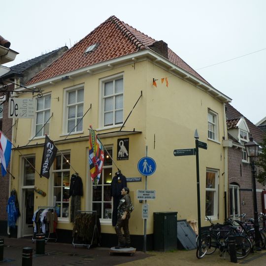 Hoekpand met verdieping