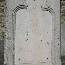 Památník neznámého určení u kostela sv. Michaela archanděla ve středu Jiříkova