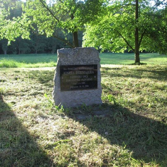 Památník východně od Chrástu