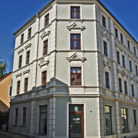 Wohnhaus in geschlossener Bebauung mit Laden mit originaler Front, Eckhaus Kleine Wallstraße 13