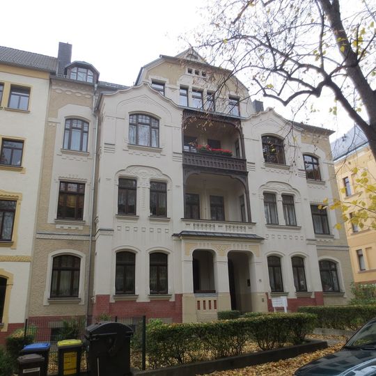 Mietshaus in halboffener Bebauung mit Vorgarten Luisenplatz 11