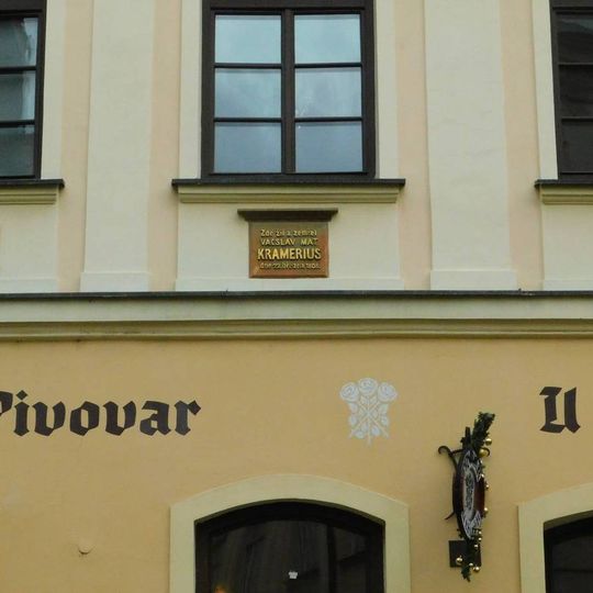 Pamětní deska Václava Matěje Krameria na domě U Tří růží v Praze
