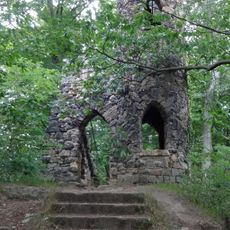Reste einer mittelalterlichen Burganlage und künstliche Ruine Schloßberg -