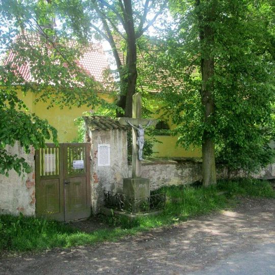 Kříž u kostela v Myšenci