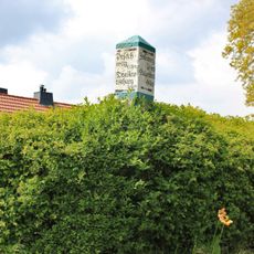 Wegestein Muschelwitz 19 (vor), Kreuzung Straße von Prischwitz nach Sollschwitz, Abzweig Muschelwitz