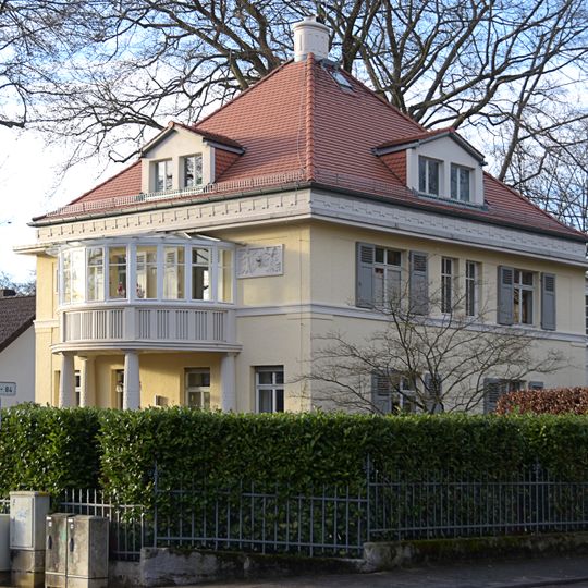 Leo-Tolstoi-Straße 8