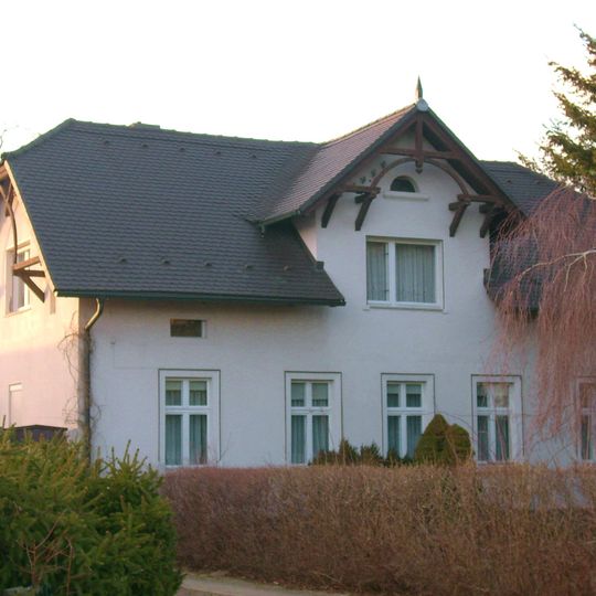 Bauernhof mit Wohnhaus, Scheune, Stallgebäude, Seitengebäude und Toreinfahrt Wittichenauer Straße 27