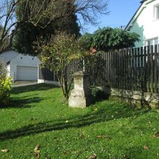 Kříž v Dolní Bělé na rozcestí