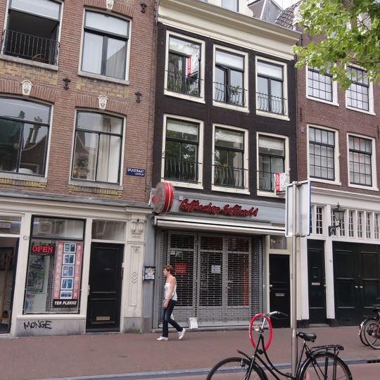 Huis met gevel onder 19e-eeuwse lijst