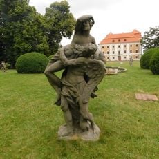 Socha Chronos a Selené v zámeckém parku ve Valči