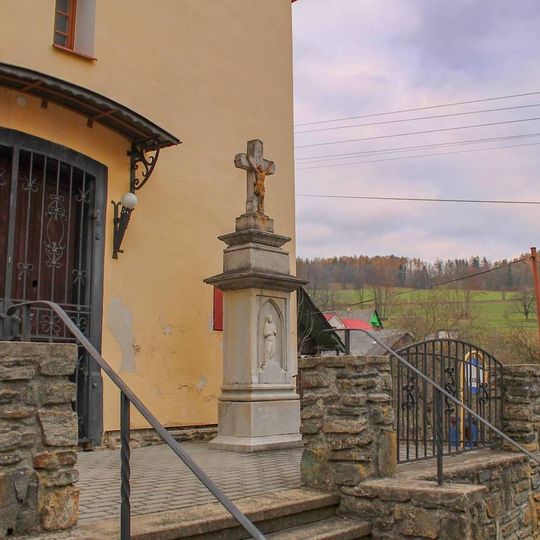 Kříž v Janoušově před kaplí