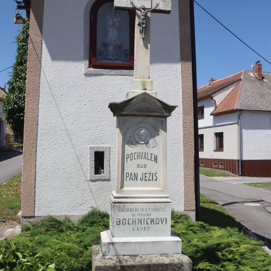 Kříž u kaple v Kladerubech nad Oslavou