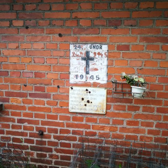 Malovaný kříž obětem 2. světové války na stodole u čp. 65