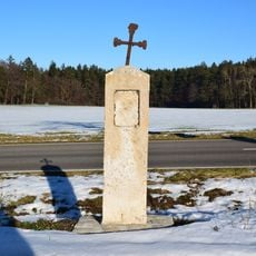 Steinpfeiler mit aufgesetztem Metallkreuz, Bildnische leer