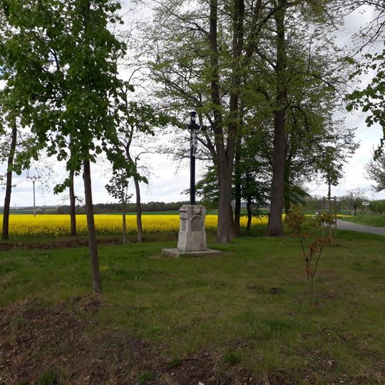 Kříž severně od Dřítně u křižovatky