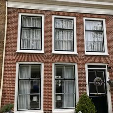 Pand met verdieping onder dwarsdak