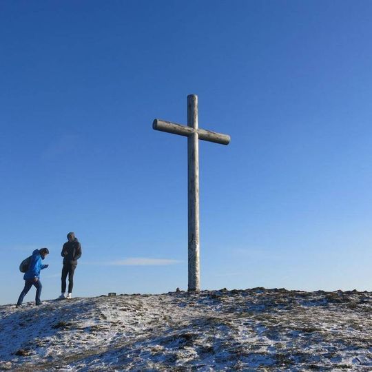 Kovový kříž na vrcholu Radobýlu