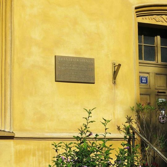 Pamětní deska Františka Daneše na domě 11 na náměstí Emila Filly v Peruci