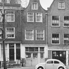 Pand met twee verdiepingen onder zadeldak