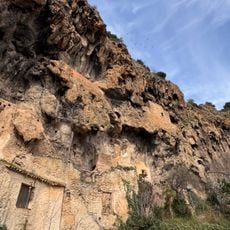 Habitats Troglodytes dans le Rocher de Tuf